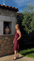 Vestido satinado burdeos