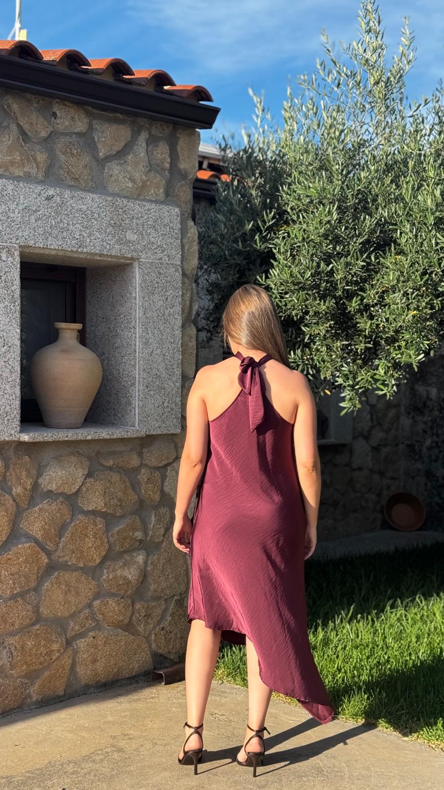 Vestido satinado burdeos