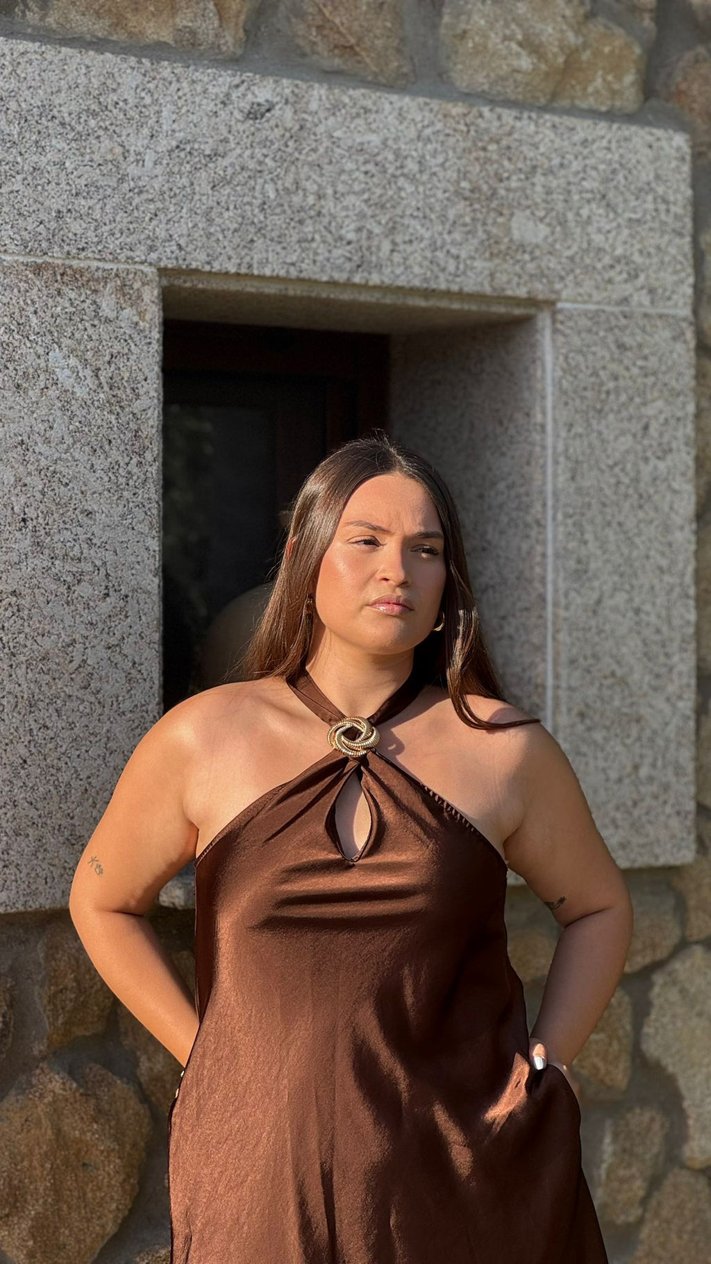 Vestido satinado marrón