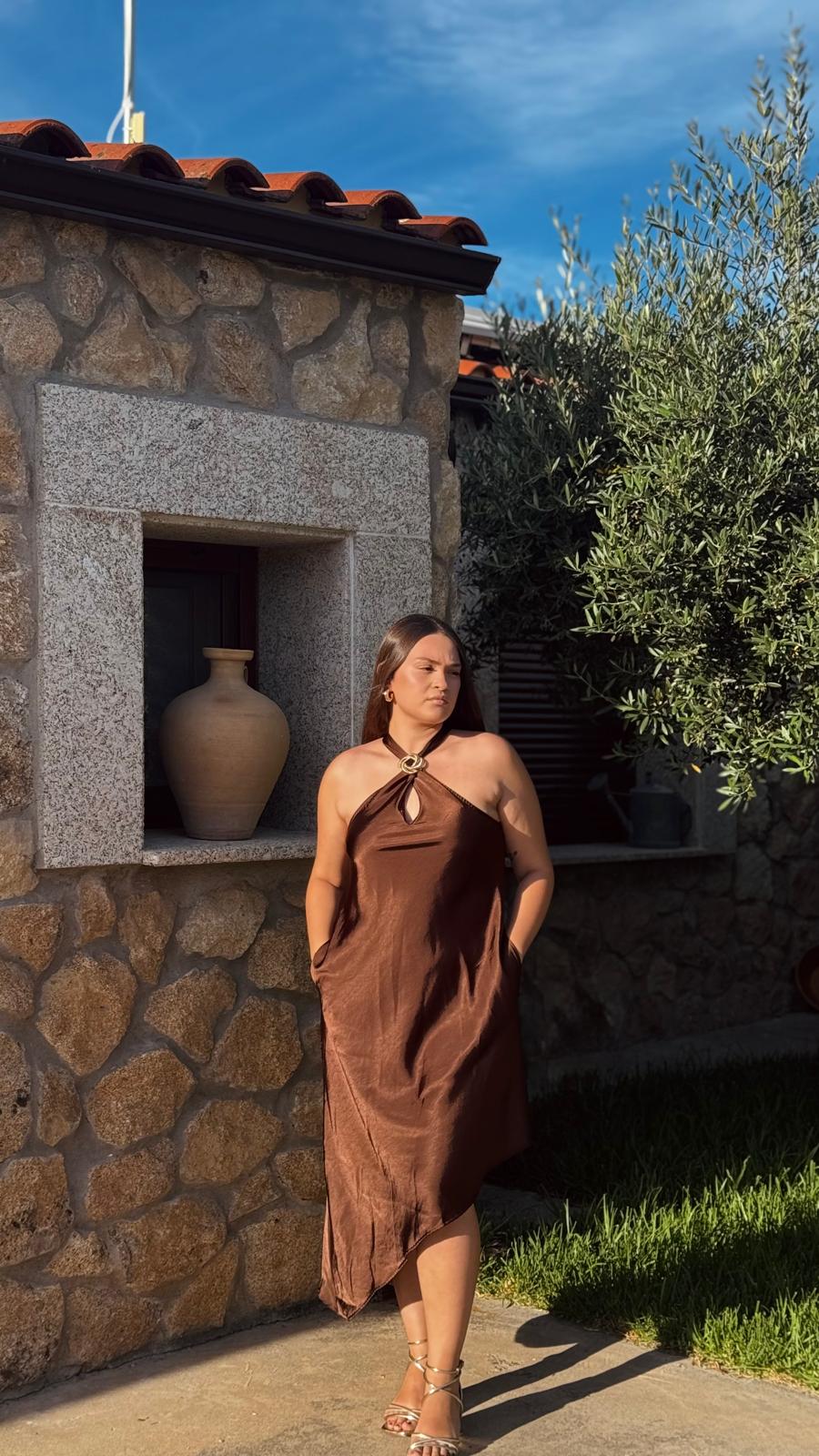 Vestido satinado marrón