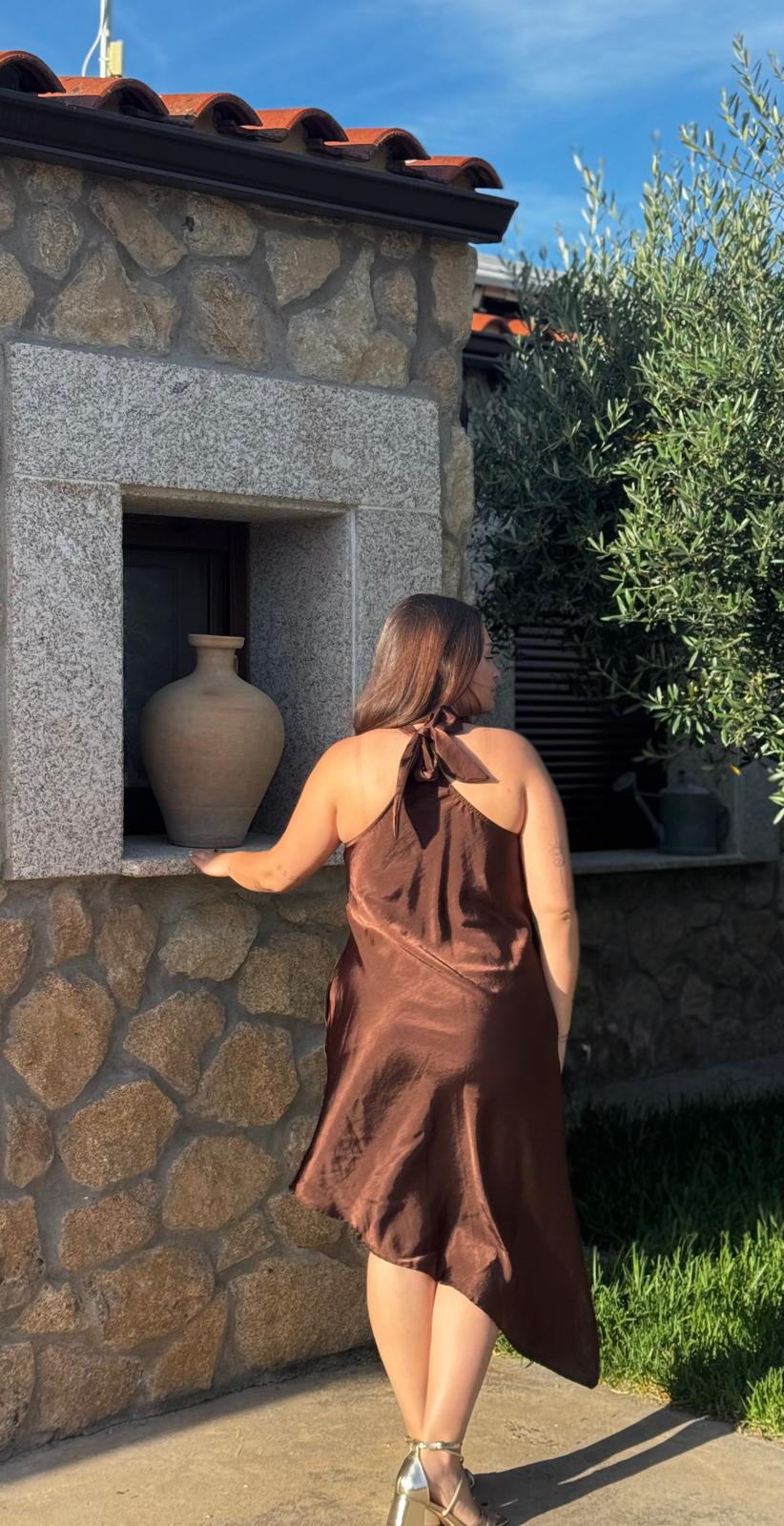 Vestido satinado marrón